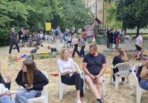 Integracja rodziców podczas pikniku.
