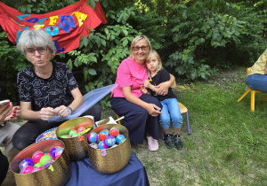 Ciocie Ela i Ewa zapraszają na loterię fantową.
