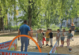 Dzieci strzelają karne panu trenerowi z Drużyny Kangura.