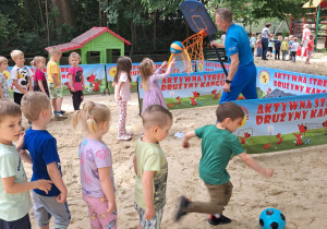 Dzieci strzelają karne i rzucają do kosza.