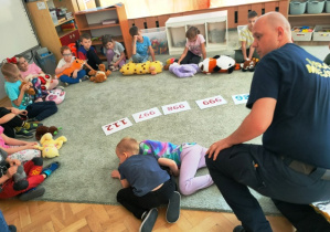Chłopiec sprawdza czy poszkodowana koleżanka oddycha.