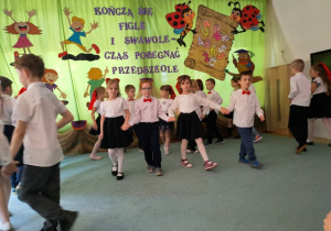 Dzieci tańczą poloneza.