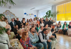 Zdjęcie przybyłych gości na uroczyste zakończenie roku przedszkolnego,