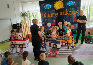 Dzieci- pojazdy- poruszają się po ulicy zgodnie z obowiązującymi zasadami ruchu drogowego.