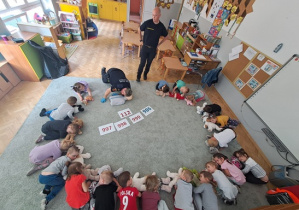 Dzieci przypominają sobie jak sprawdza się oddech na swoich misiach.
