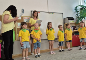 Występ dzieci na zakończenie roku.