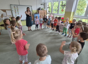 Dzieci witają się z Ciocią Heleną po angielsku.