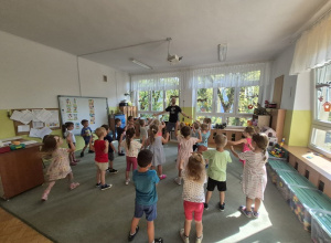 Dzieci Tańczą razem z Panem Darkiem.