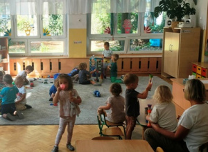 Dzieci bawią się w klasie dowolnie wybranymi zabawkami.