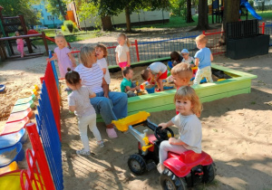 Dzieci bawią się w piaskownicy.