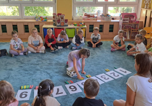 Zajęcia matematyczne - dzieci przypominają sobie wygląd cyfr od 1 do 9 i wykonują różne zadania z nimi związane.