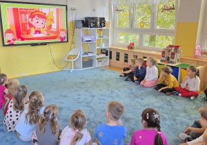 Dzieci oglądają film edukacyjny pt. "Karolek nie wierzy w siebie", który nawiązuje do Dnia Kropki oraz Vashti i jej historii.