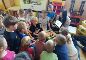 Pani opowiada dzieciom o robotyce i tłumaczy na czym polega.