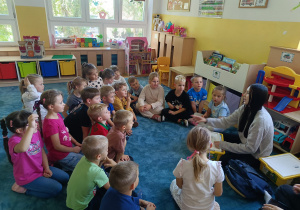 Dzieci biorą udział w zajęciach robotyki, rozmawiają z Panią prowadzącą i zadają pytania.