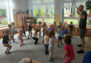 Dzieci unoszą ręce do góry- kolejny element gumisiowego tańca.