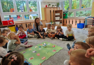 Dzieci obserwują jak porusza się po macie zgodnie z zaprogramowanymi poleceniami.