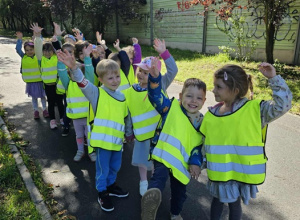 Wspólne grupowe zdjęcie na spacerze.