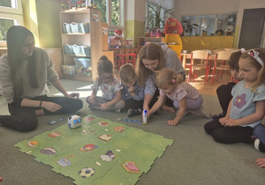 Dziewczynka programuje robota.