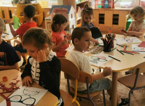 Dzieci rysują w soczewkach okularów wspomnienia z wakacji.