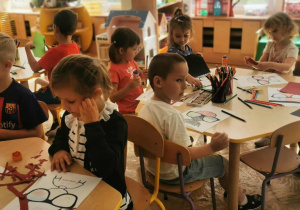 Dzieci narysowały w soczewkach okularów wspomnienia z wakacji.