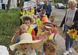 Pszczółki spacerują wspólnie ze starszymi kolegami z przedszkola, aby uczcić swoje święto.