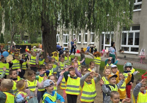 Dzieci powtarzają ruchy taneczne po Panu Darku.