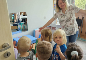 Dzieci zajrzały do gabinetów superbohaterów od zadań specjalnych.