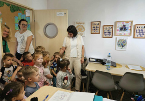 Dzieci oglądają gabinet pracy Pani Dyrektor.