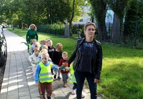 Dzieci maszerują w towarzystwie żmij Bożeny.