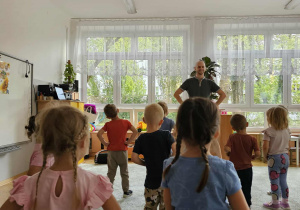 Dzieci powtarzają ruchy taneczne po prowadzącym.