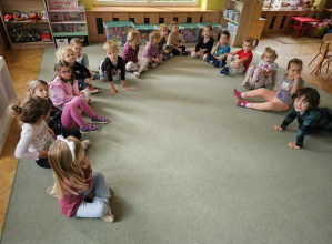 Wspólne zdjęcie dzieci na dywanie.