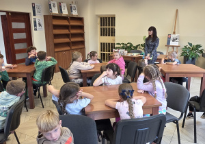 Pani Bibliotekarka rozmawia z dziećmi o porze roku, która właśnie do nas przybyła, czyli o jesieni.