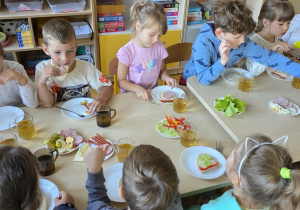 Dzieci jedzą śniadanie, samodzielnie wybierając na co mają ochotę tego dnia.