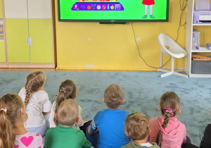 Dzieci oglądają film edukacyjny dotyczący piramidy żywienia i zdrowego odżywiania.