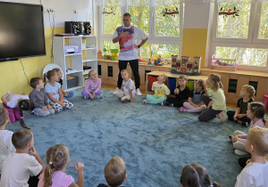 Pan Kamil (tata Huga) rozmawia z dziećmi o tańcu i rytmie.