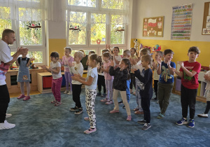 Dzieci uczą się rytmu potrzebnego do tańca jakim jest "Cza cza". Klaszczą i tupią w odpowiednim rytmie.