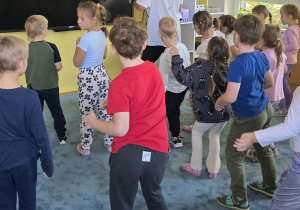 Dzieci uczą się kroku podstawowego "Cza czy".