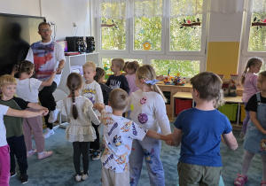 Dzieci ćwiczą krok "cza czy" w parach.