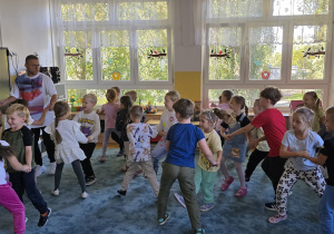 Dzieci ćwiczą krok "cza czy" w parach.