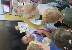 Ważki wręczają Panu Kamilowi dyplom przyjaciela dzieci i dziękuję za spotkanie.