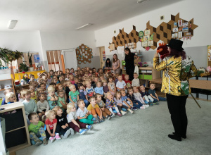 Dzieci oglądają spektakl kukiełkowy.