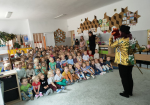 Aktorka teatru lalek "Pinokio" z Nowego Sącza wita się ze wszystkimi przedszkolakami i zaprasza na spektakl.