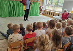 Dzieci z zainteresowanie oglądają spektakl kukiełkowy i śledzą losy tytułowego Psiuńcia.