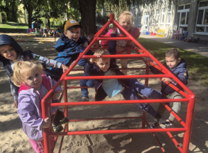 Wspólne zdjęcie dzieci na drabinkach.