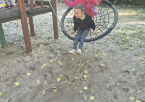 Dziewczynki są na huśtawce.