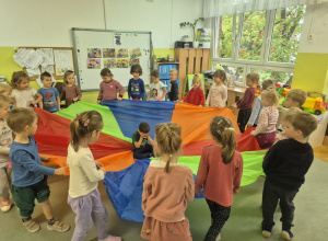 Zabawy z chustą animacyjną.