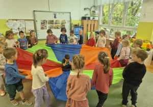 Wspólne zabawy z chustą animacyjną.