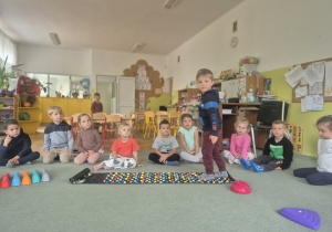 Dzieci chodzą po macie sensorycznej.
