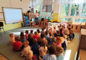 Dzieci odpowiadają na pytania prowadzącego.