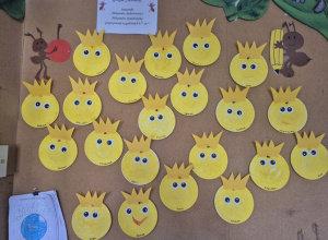 Praca plastyczna wykonana przez dzieci emotki.